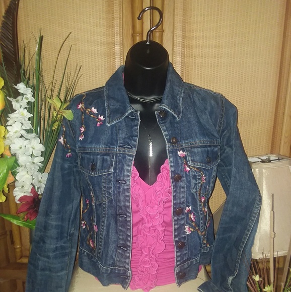 Like New Embroidered "Gap" Cropped Denim Jacket. - Picture 2 of 5